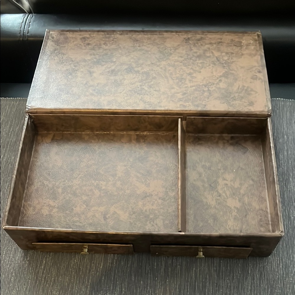 Floral embossed vintage Jewelry Box - Picture 2 of 9